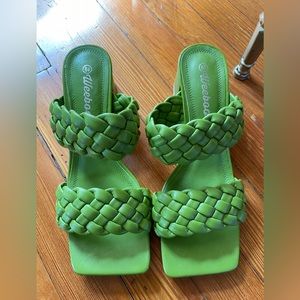Weeboo Dorothy Spring Green Woven square toed sandals in 8.5
